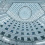 Szklany świetlik w nowoczesnym atrium hotelowym